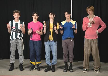 ポーズを決める（左から）ＪＡＭＥＳ、ＳＥＯＮＧＨＹＥＯＮ、ＪＵＨＯＯＮ、ＫＥＯＮＨＯ、ＭＡＲＴＩＮ（撮影・持木克友）