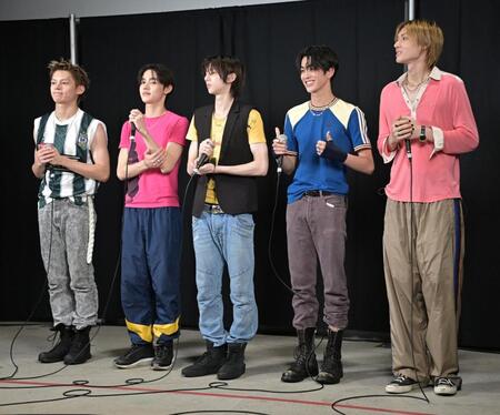 あいさつする（左から）ＪＡＭＥＳ、ＳＥＯＮＧＨＹＥＯＮ、ＪＵＨＯＯＮ、ＫＥＯＮＨＯ、ＭＡＲＴＩＮ（撮影・持木克友）