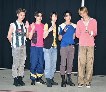 ポーズを決める（左から）ＪＡＭＥＳ、ＳＥＯＮＧＨＹＥＯＮ、ＪＵＨＯＯＮ、ＫＥＯＮＨＯ、ＭＡＲＴＩＮ（撮影・持木克友）