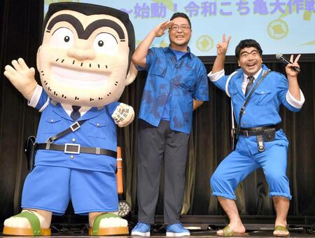 　インポッシブル・ひるちゃん（右）と笑顔を見せる落合福嗣（撮影・千葉大輝）