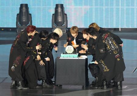 サプライズでＥＪ（中央）の誕生日を祝う＆ＴＥＡＭ（撮影・吉澤敬太）