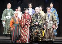 　（前列左から）小倉久寛、松下由樹、中村芝翫、村田雄浩、（後列同）二反田雅澄、井上小百合、三浦涼介、朝月希和、大野拓朗