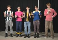 ポーズを決める（左から）ＪＡＭＥＳ、ＳＥＯＮＧＨＹＥＯＮ、ＪＵＨＯＯＮ、ＫＥＯＮＨＯ、ＭＡＲＴＩＮ（撮影・持木克友）