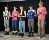 あいさつする（左から）ＪＡＭＥＳ、ＳＥＯＮＧＨＹＥＯＮ、ＪＵＨＯＯＮ、ＫＥＯＮＨＯ、ＭＡＲＴＩＮ（撮影・持木克友）
