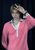 ポーズを決めるＣＯＲＴＩＳ・ＭＡＲＴＩＮ（撮影・持木克友）