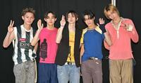 ＣＯＲＴＩＳの（左から）ＪＡＭＥＳ、ＳＥＯＮＧＨＹＥＯＮ、ＪＵＨＯＯＮ、ＫＥＯＮＨＯ、ＭＡＲＴＩＮ（撮影・持木克友）