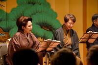 朗読を披露する波乃久里子（左）と篠井英介（撮影：塚田史香）