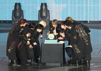 サプライズでＥＪ（中央）の誕生日を祝う＆ＴＥＡＭ（撮影・吉澤敬太）