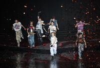 ファンに向かって駆け出す＆ＴＥＡＭ（撮影・吉澤敬太）