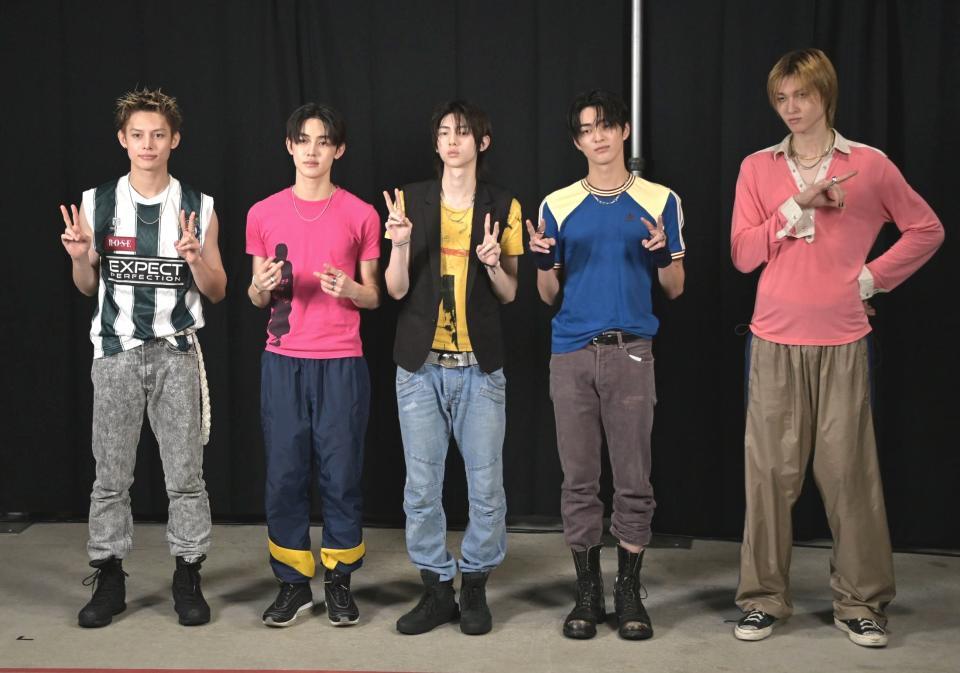 ポーズを決める（左から）ＪＡＭＥＳ、ＳＥＯＮＧＨＹＥＯＮ、ＪＵＨＯＯＮ、ＫＥＯＮＨＯ、ＭＡＲＴＩＮ（撮影・持木克友）