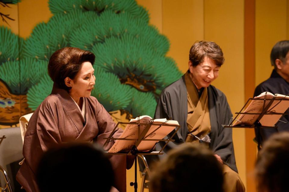 朗読を披露する波乃久里子（左）と篠井英介（撮影：塚田史香）