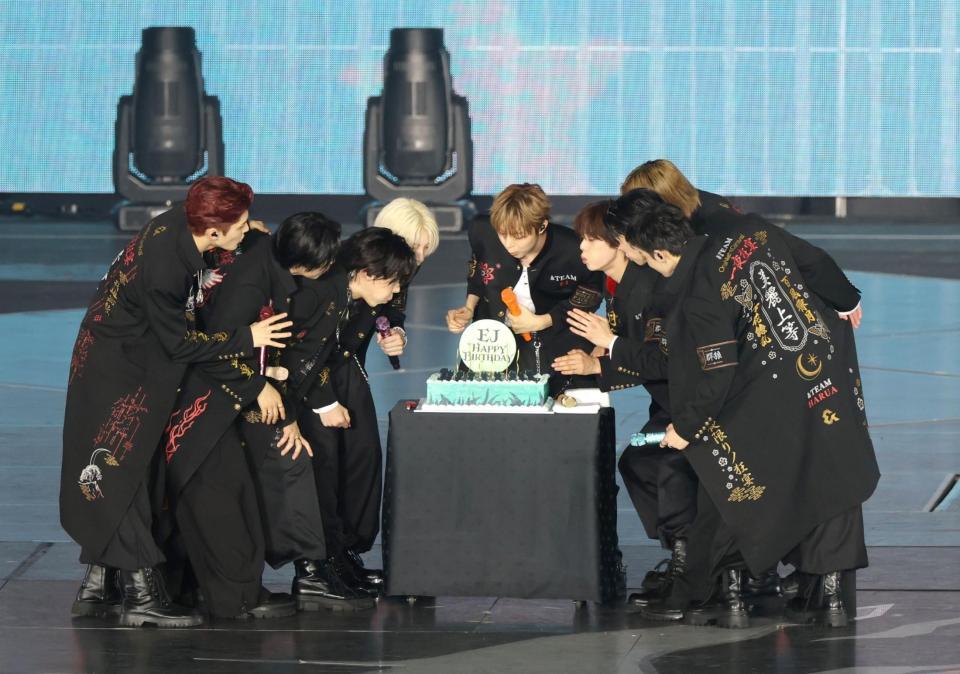 サプライズでＥＪ（中央）の誕生日を祝う＆ＴＥＡＭ（撮影・吉澤敬太）