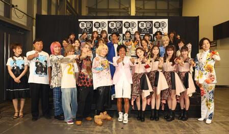 集合写真に納まるイベント出演者（撮影・中島達哉）