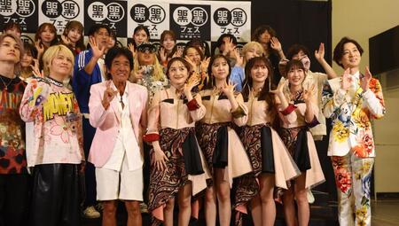 囲み取材前にフォトセッションに応じる（前列左から）Ｔ．Ｎ．Ｔ・ｋｙｏｈｅｙ、Ｔ．Ｎ．Ｔ・手越祐也、松崎しげる、ももいろクローバーＺの百田夏菜子、玉井詩織、佐々木彩夏、高城れに、山内惠介（撮影・中島達哉）