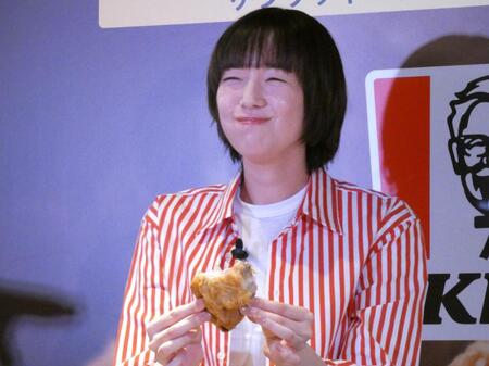 オリジナルチキンを頬張り笑顔の佐藤栞里