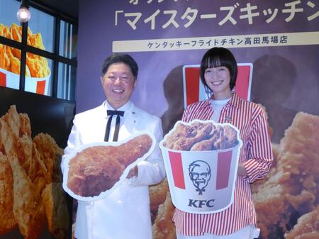イベントに出席した「チキンマイスター」の笠原一樹氏（左）、佐藤栞里＝都内