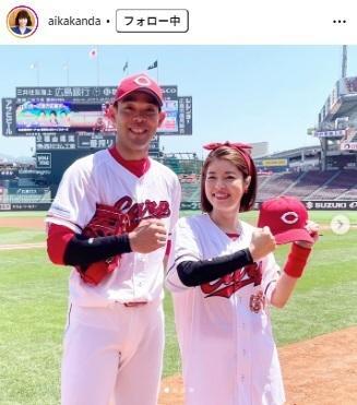 広島・秋山選手と２ショット。インスタグラム＠ａｉｋａｋａｎｄａ（２４年５月５日付）より