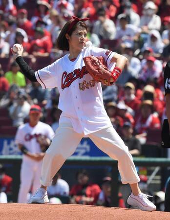始球式に登場した神田愛花＝マツダスタジアム、２０２４年５月