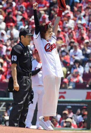 始球式に登場した神田愛花＝マツダスタジアム、２０２４年５月