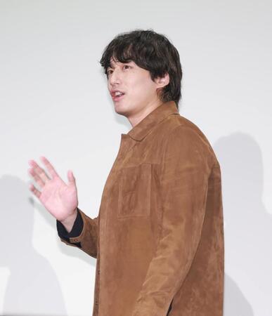 祝福の声に笑顔を見せる坂口健太郎（撮影・石井剣太郎）