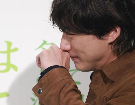 中野量太監督からのサプライズの手紙に目を潤ませる坂口健太郎（撮影・石井剣太郎）