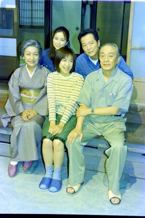 ０１年７月、ＮＨＫ朝ドラ「ほんまもん」撮影のスタジオで。前列右が佐藤慶さん