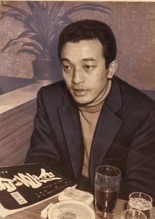 「白い巨塔」の台本を前に話す佐藤慶さん（１９６０年代後半）
