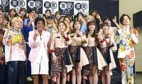 　「黒フェス」に出演する（左から）手越祐也、松崎しげる、百田夏菜子、玉井詩織、佐々木彩夏、高城れに、山内惠介（撮影・中島達哉）