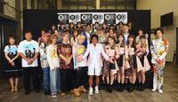 集合写真に納まるイベント出演者（撮影・中島達哉）