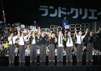 ファンに感謝する＆ＴＥＡＭ（撮影・吉澤敬太）