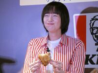 オリジナルチキンを頬張り笑顔の佐藤栞里