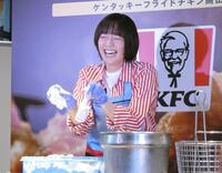 笑顔で調理する佐藤栞里