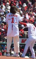 始球式に登場した神田愛花＝マツダスタジアム、２０２４年５月