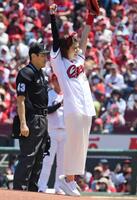 始球式に登場した神田愛花＝マツダスタジアム、２０２４年５月