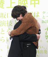 中野量太監督と抱き合う坂口健太郎（手前）＝撮影・石井剣太郎