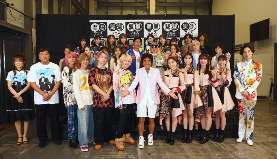 集合写真に納まるイベント出演者（撮影・中島達哉）