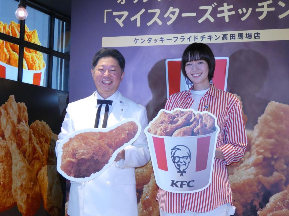 イベントに出席した「チキンマイスター」の笠原一樹氏（左）、佐藤栞里＝都内