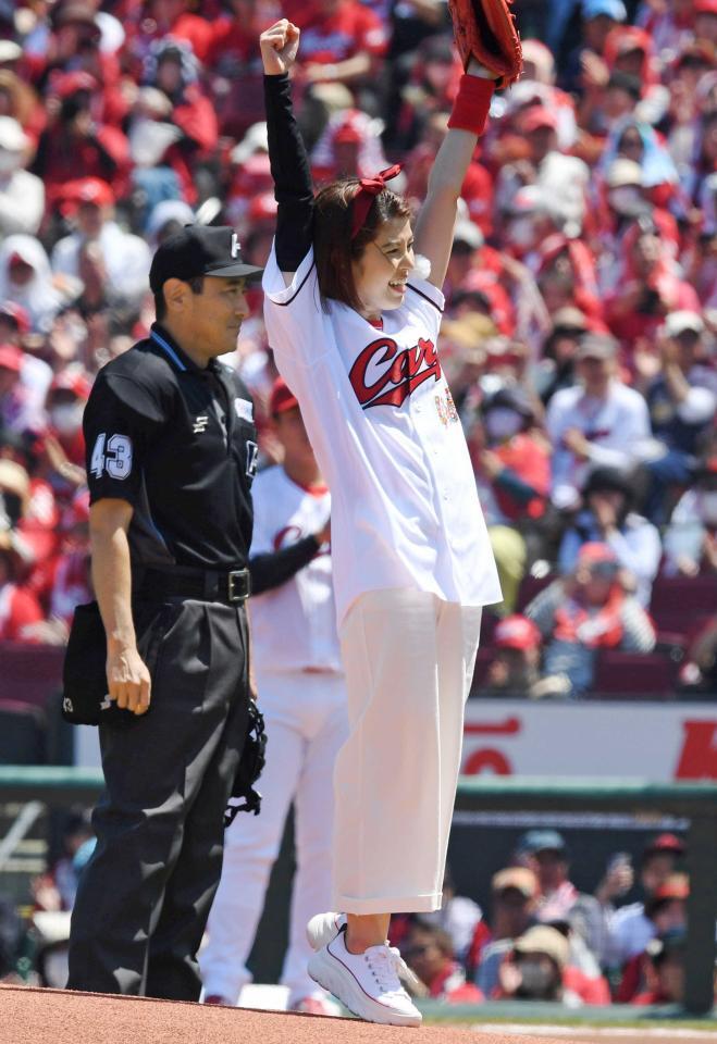 始球式に登場した神田愛花＝マツダスタジアム、２０２４年５月