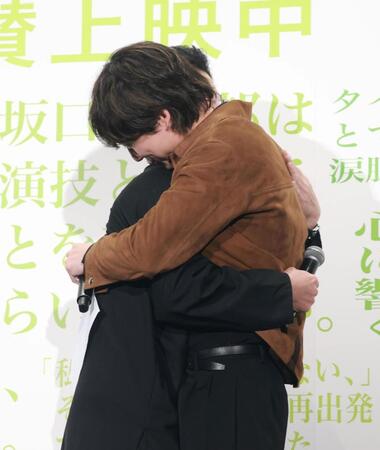 中野量太監督と抱き合う坂口健太郎（手前）＝撮影・石井剣太郎