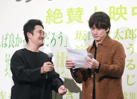 中野量太監督（左）からの手紙に目を潤ませる坂口健太郎＝撮影・石井剣太郎