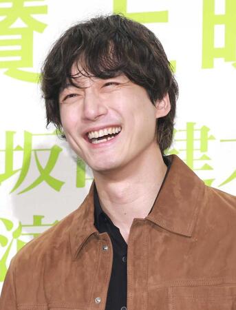 満面の笑みを見せる坂口健太郎（撮影・石井剣太郎）　
