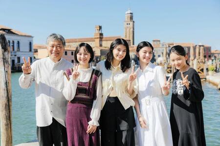 笑顔の（左から）是枝裕和監督、七瀬ふうり、出口夏希、蒔田彩珠、岡田六花＝イタリア・ベネチア 