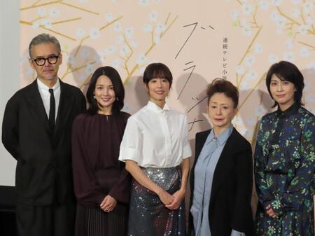 笑顔の（左から）渡部篤郎、国仲涼子、石橋静河、加賀まりこ、松たか子