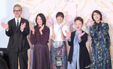 笑顔の（左から）渡部篤郎、国仲涼子、石橋静河、加賀まりこ、松たか子