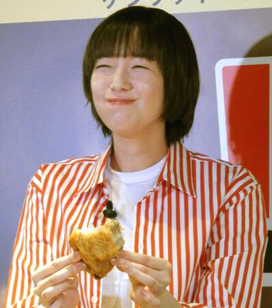 オリジナルチキンを頬張り笑顔の佐藤栞里