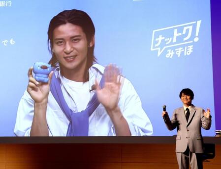 カナダから生中継で登場した目黒蓮と、手を振る梶裕貴（右）＝撮影・西岡正