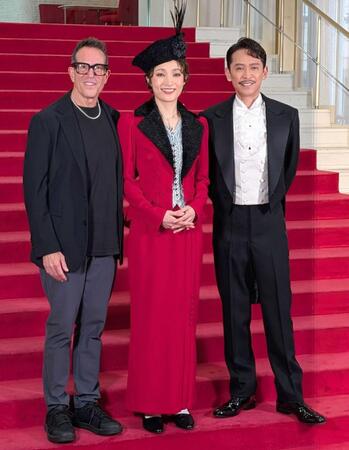 （左から）マイケル・メイヤー氏、望海風斗、坂本昌行