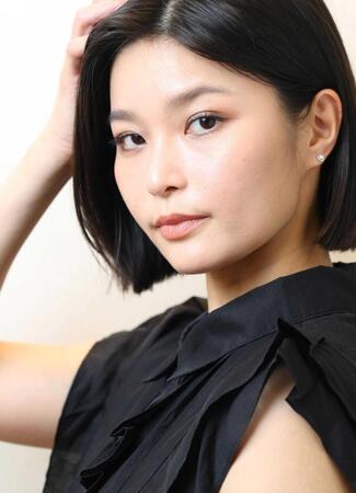ポーズをとる椿原愛（撮影・石井剣太郎）
