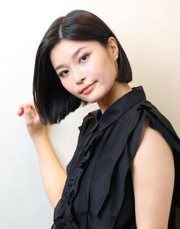 ポーズをとる椿原愛（撮影・石井剣太郎）