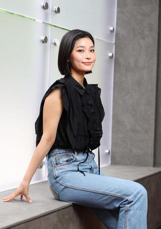 ポーズをとる椿原愛（撮影・石井剣太郎）